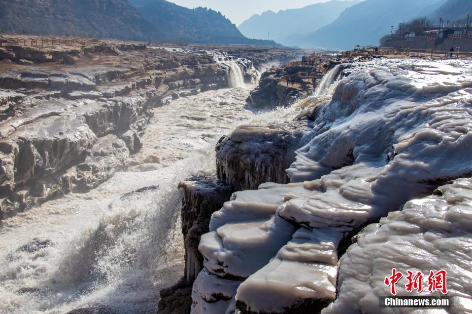 黄河壶口瀑布现冬季冰挂彩虹美景
