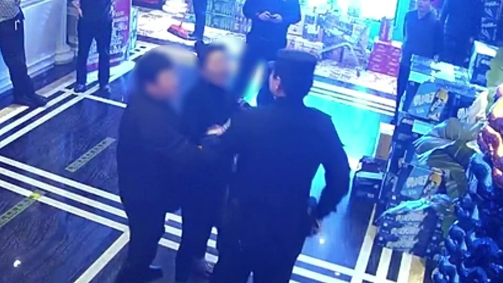 大闹KTV、辱骂殴打警察、警车内撒尿！真刑