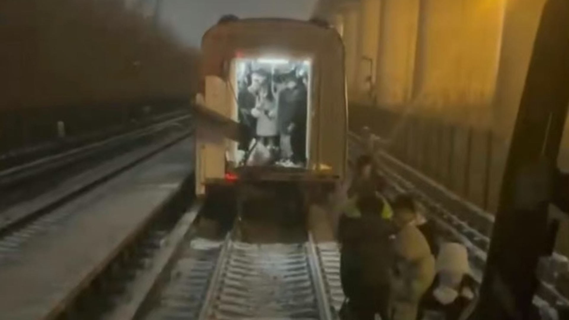 北京地铁车厢脱离致30余人受伤，官方发布重要出行提示，乘客回忆：亲眼看到有人从连接处掉下去，有人腿断了