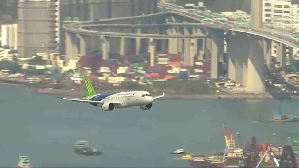 现场直击！国产大飞机C919在香港维港飞行演示
