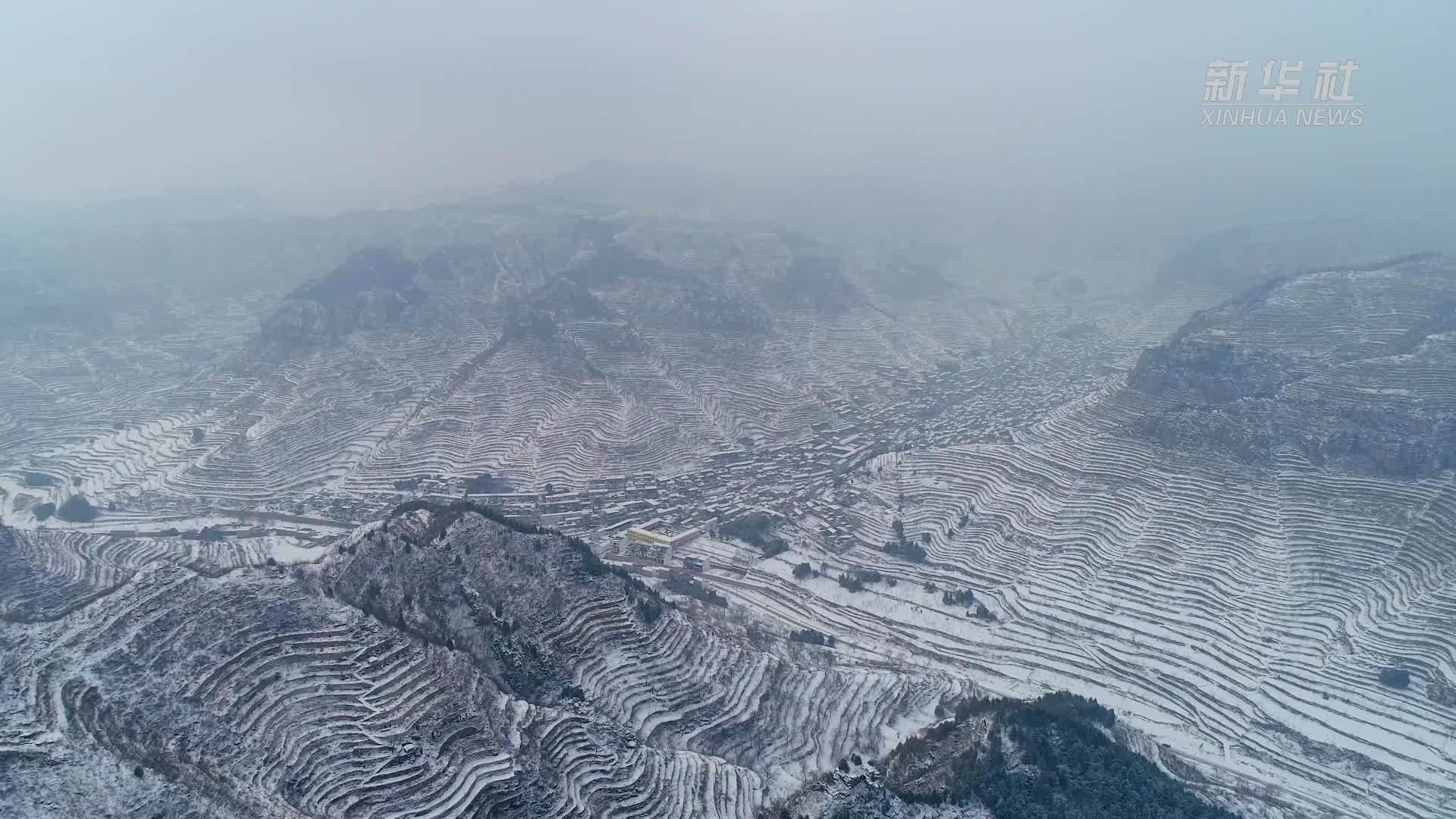 河北涉县：雪落太行梯田美成画