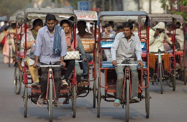 东讲主力三轮车妇邪在印度新德里的一处商场载客。新华网贱府