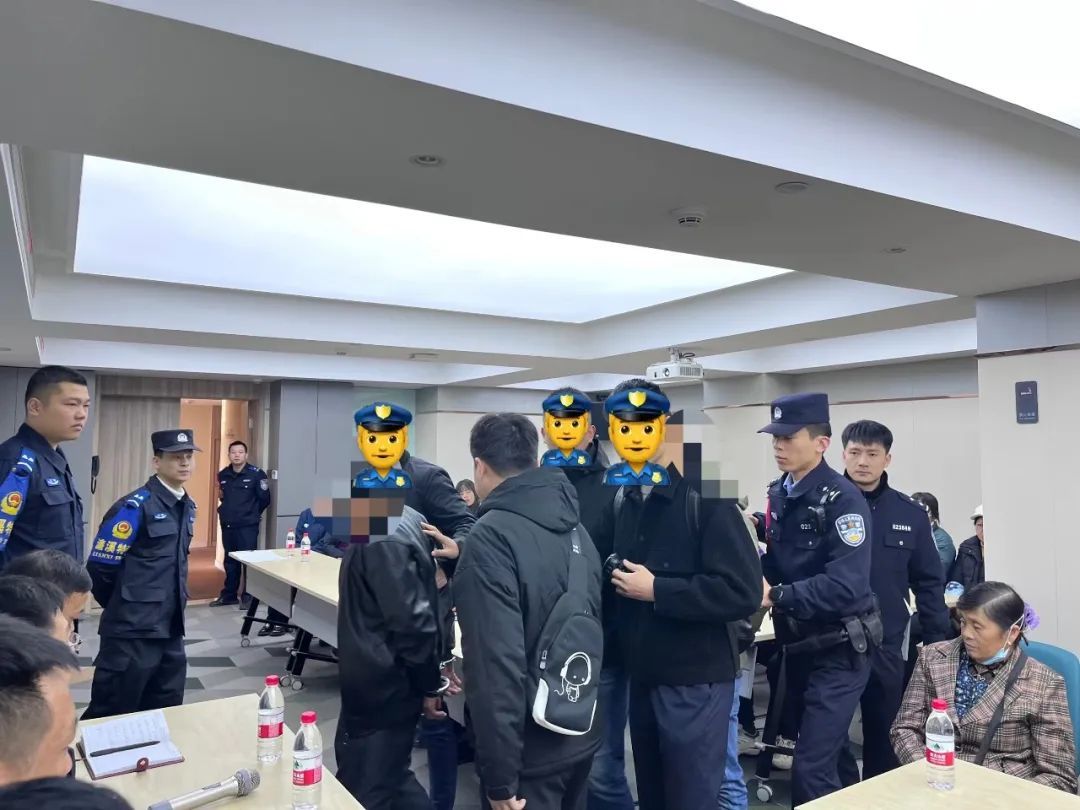 嫌疑人跑来参加警民恳谈会 当场被拷走（图）