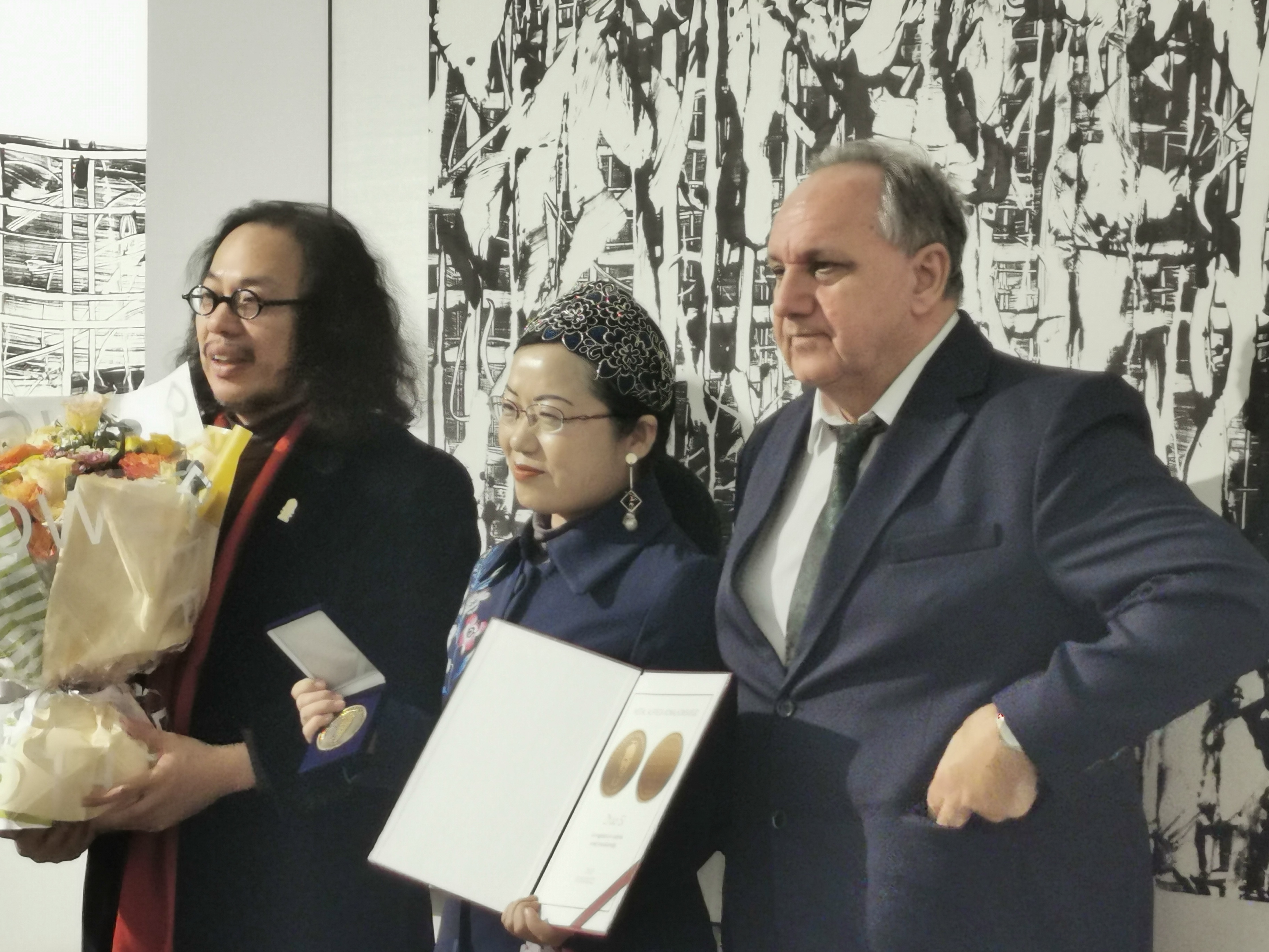 大流士·莱比奥达为赵四颁授2023阿尔弗雷德·科瓦尔可夫斯基文学翻译奖章