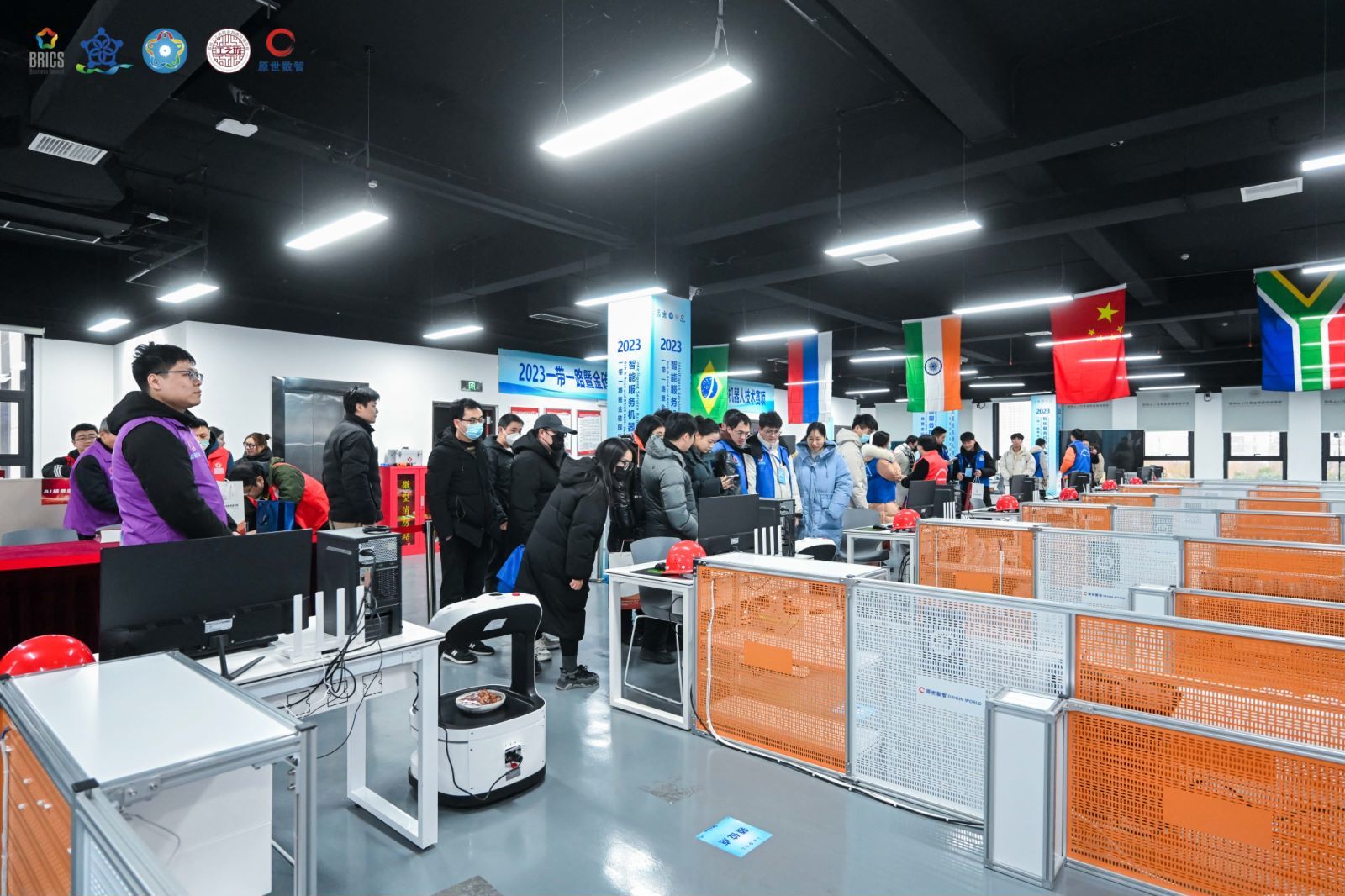 2023一带一路暨金砖国家技能发展与技术创新大赛智能服务机器人技术国内决赛开赛凤凰网河南_凤凰网