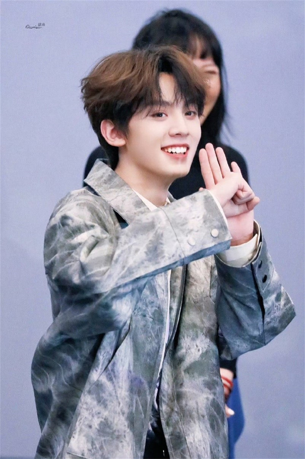 左航在电影首映礼上比划片中“月光武士”的专属pose　图片源自网络