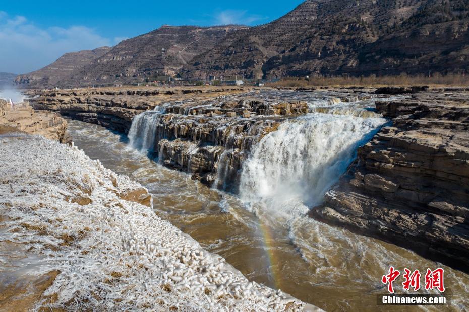 黄河壶口瀑布现冬季冰挂彩虹美景