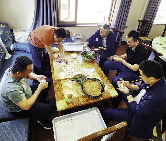 2023年4月，长春市第八批援藏干部在集体包饺子，丰富业余生活。