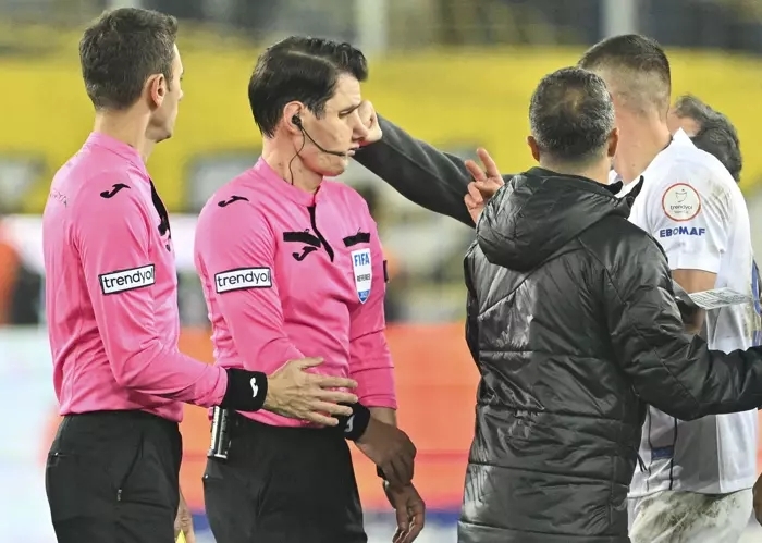 After the referee was swollen, the Turkish Football Association： The league stop continuously!