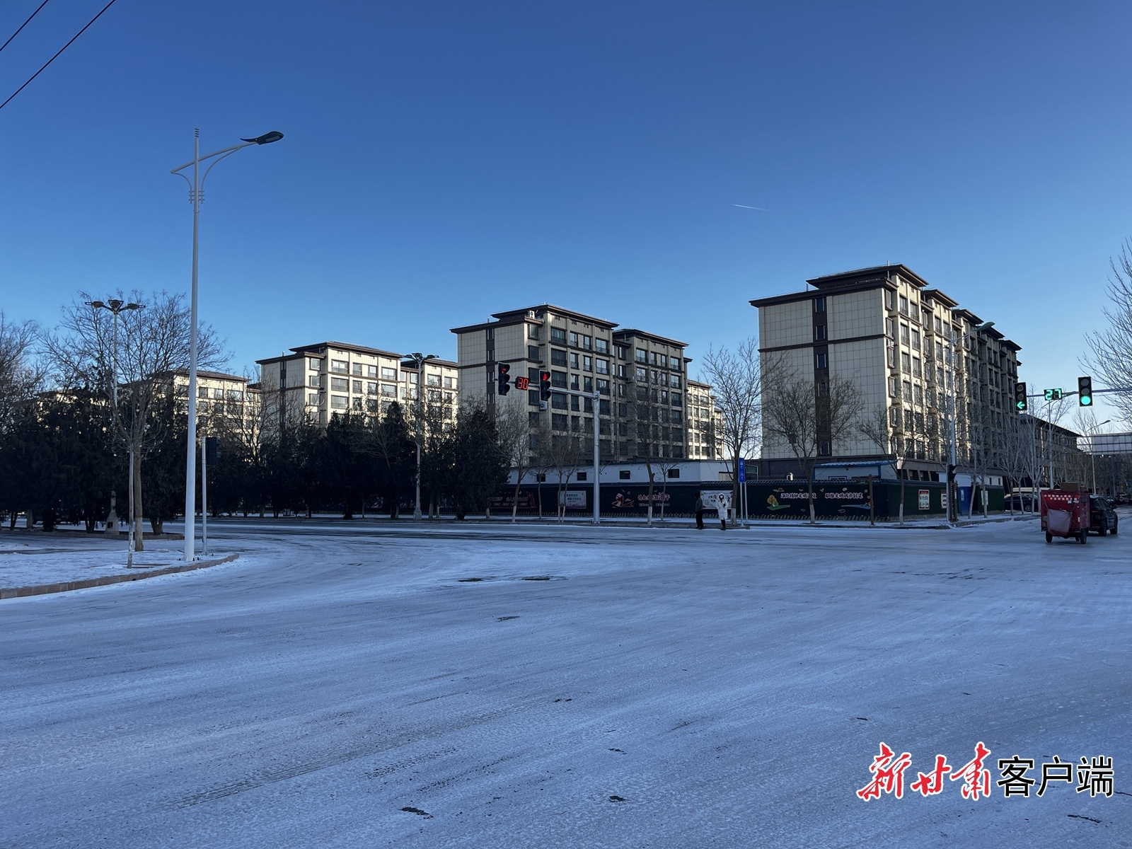 敦煌市昨日迎来大面积降雪天气　新甘肃&middot;甘肃日报通讯员　陈清玲　摄