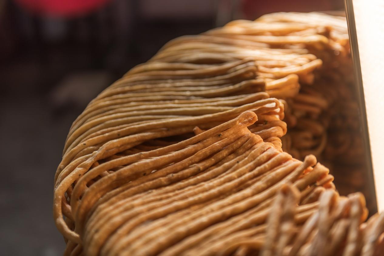 图为现场制作馓子。