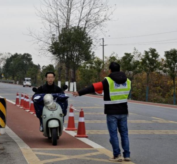 进贤县下埠集:交通劝导站把牢农村道路安全关