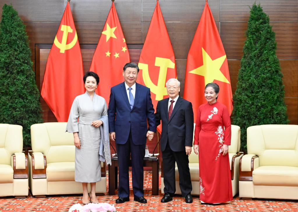 在结束对越南进行国事访问即将启程回国之际,习近平总书记和夫人彭丽媛同阮富仲夫妇话别。图自新华社