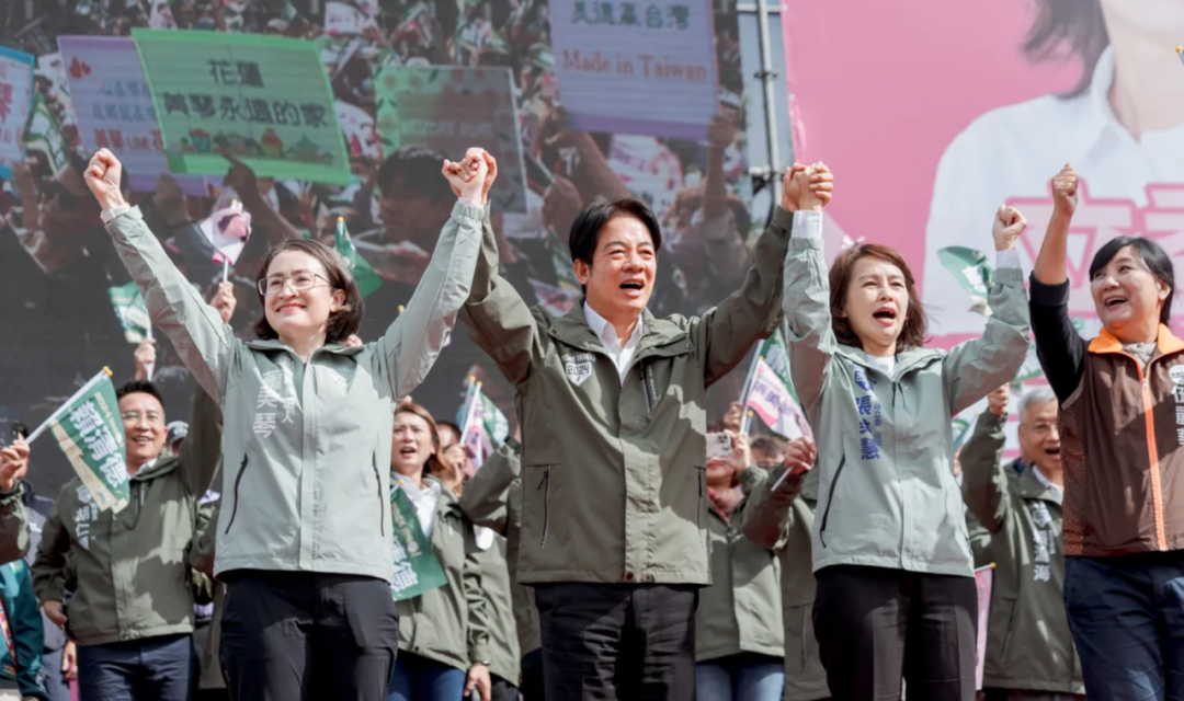 11月26日，民进党候选人赖清德（左二）与萧美琴（左一）在花莲举行造势活动 图片来源于网络
