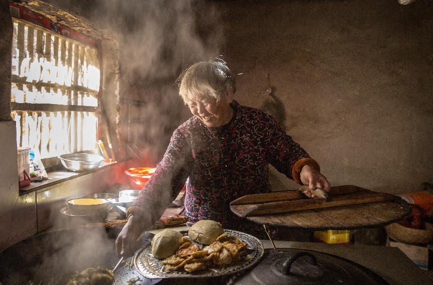 传统村落里阿婆的午餐 郭东伟 摄