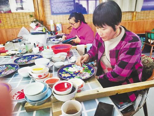 12月3日，在位于香河县蒋辛屯镇北李庄村的景泰蓝加工工坊内，匠人们正展示景泰蓝制作工艺。苗润涛摄