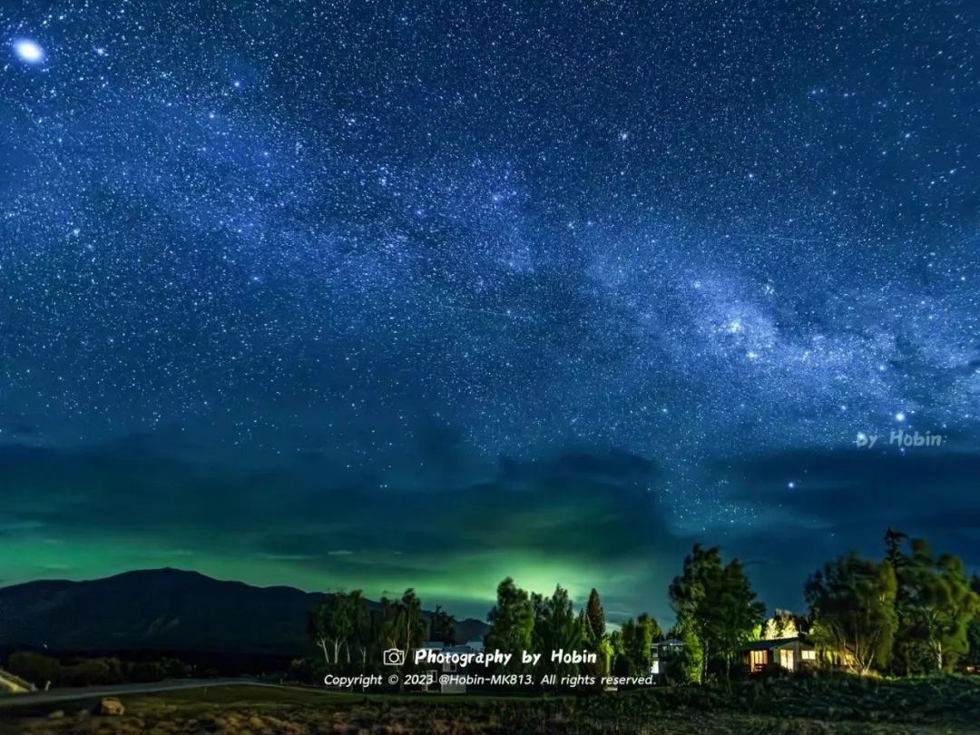 △ 除了漫天星斗，远方的极光猝不及防地闯入了我们的镜头。（图/Hobin 摄）