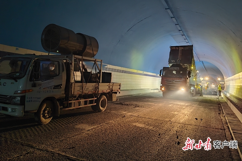 渭武高速木寨岭特长隧道路面铺筑现场