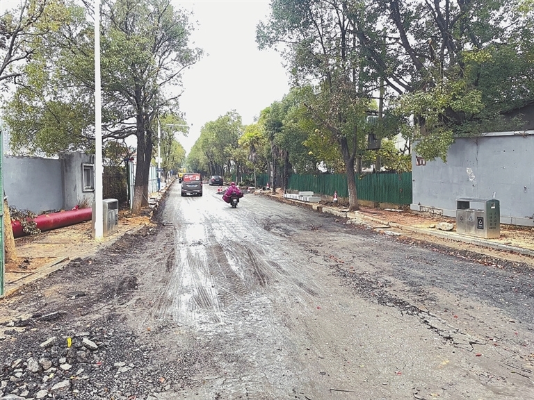 道路铺好沥青，车辆可以通行。 本报全媒体记者 蔡颖辉摄