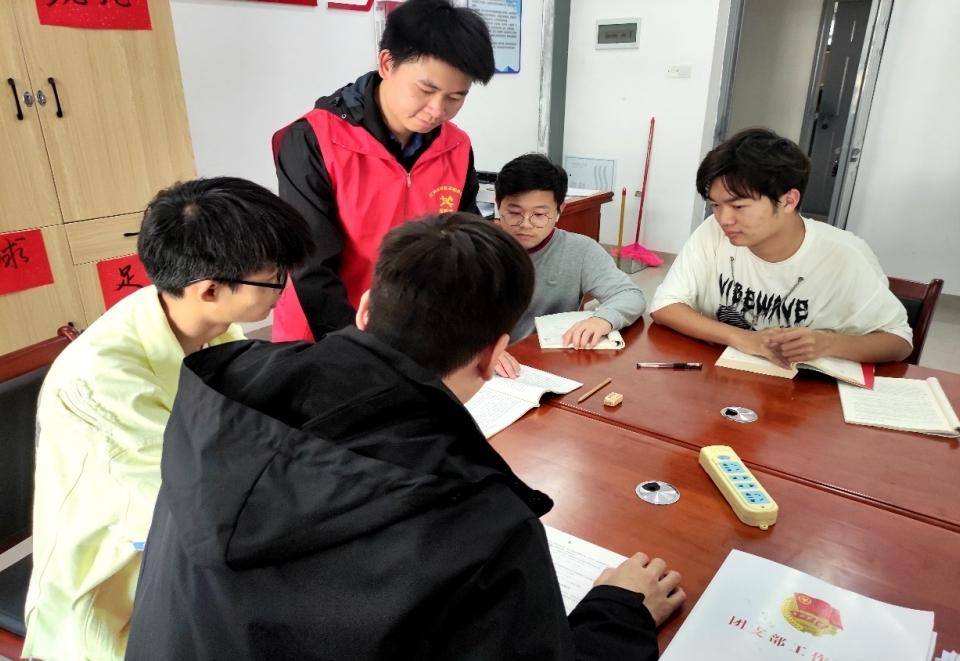 学生党员在学生社区服务站为大二学生答疑解惑