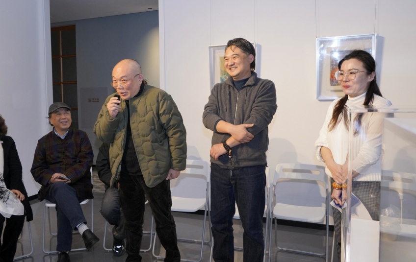 邢健健、王克震和田蕊馆长（从左至右）。