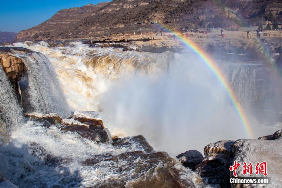 黄河壶口瀑布现冬季冰挂彩虹美景