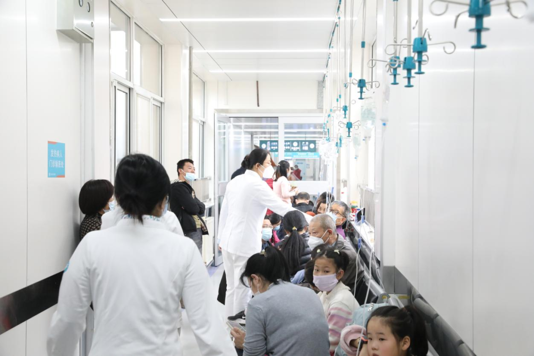 沉浸式体验青岛西海岸新区中心医院：直面超负荷运转，医护齐心协力护“童”