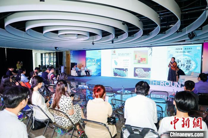 2023年8月,张闲闲受邀分享西和刺绣技艺的坚守与推广故事。(资料图)受访者供图