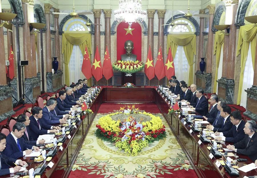 当地时间2023年12月13日上午,越南河内,中共中央总书记、国家主席习近平在河内主席府同越南国家主席武文赏举行会谈。图源:新华社