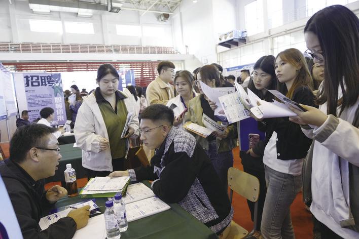 形式多样的专场招聘活动，畅通了人才与企业对接的通道。