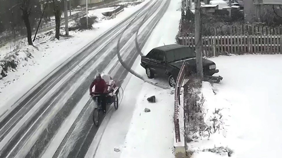 雪天大妈骑三轮突然变道，后车躲闪不及撞上围栏，大妈看了一眼后径直离开