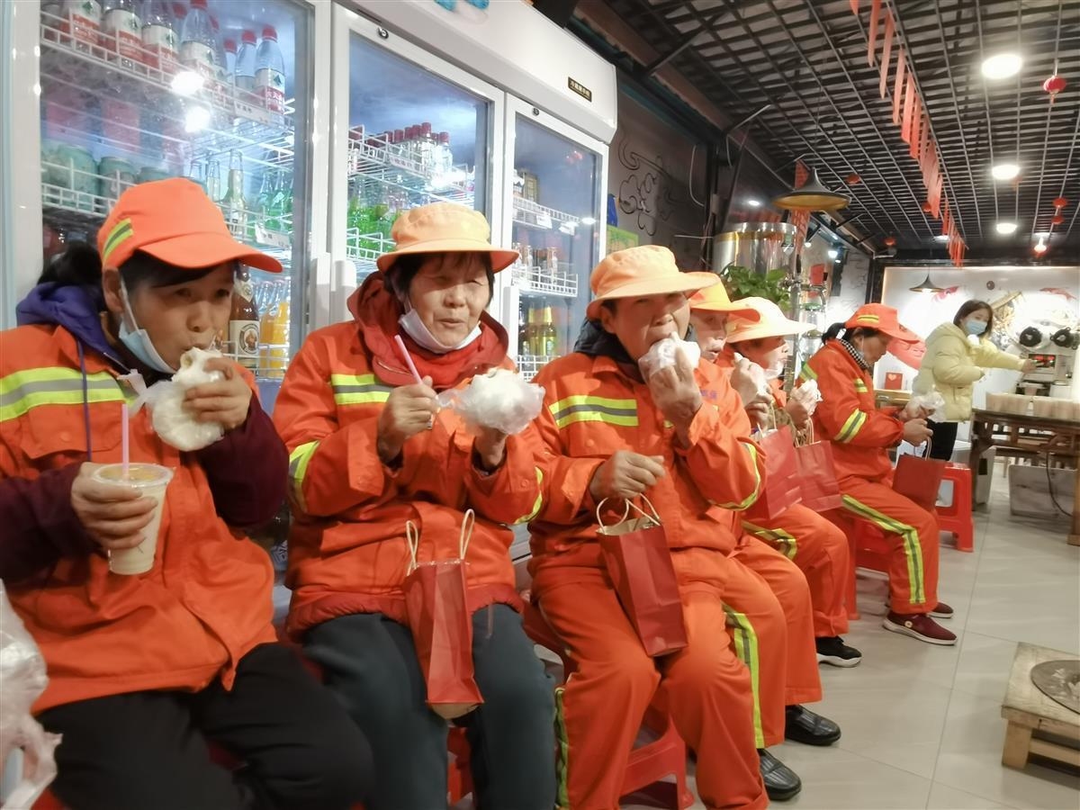 环卫工人在店内吃爱心早餐