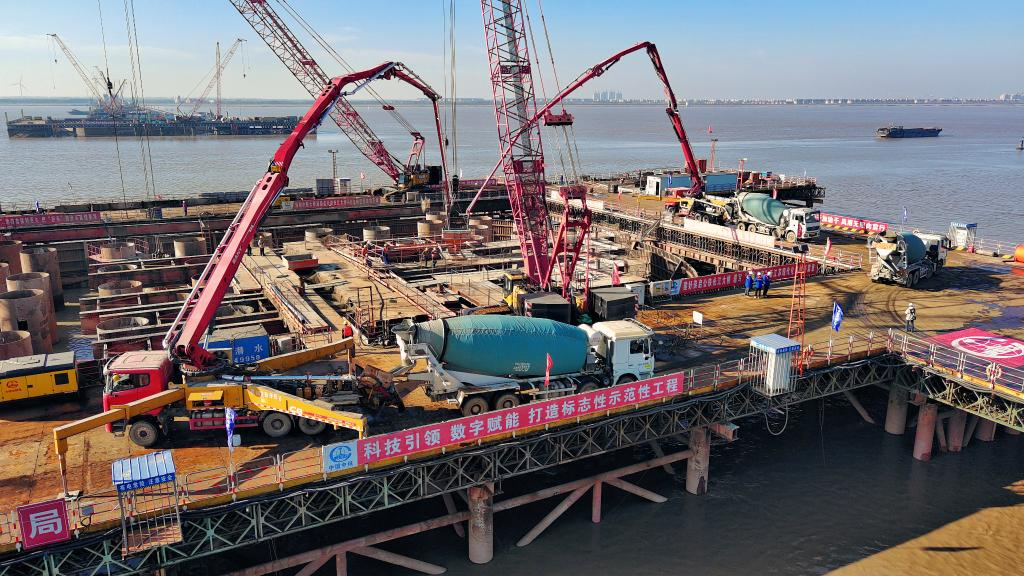 这是12月9日用无人机拍摄的崇启公铁长江大桥4号主墩钢围堰施工现场。