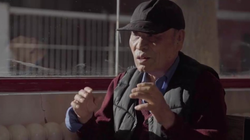 88岁老人退休后骑三轮车带老伴环游中国