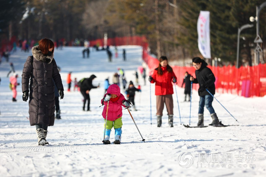 雪季来临,长春市民陪同小朋友前来滑雪。 凤凰网吉林 王振东/摄