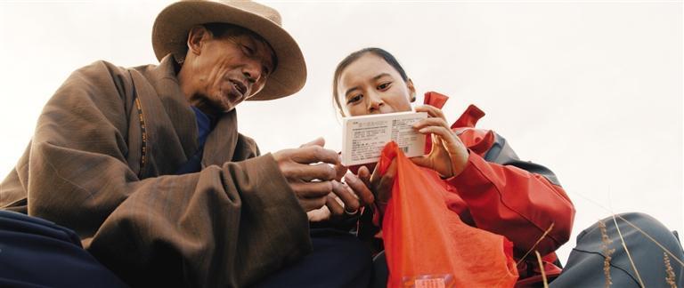 卓玛草为牧民服务