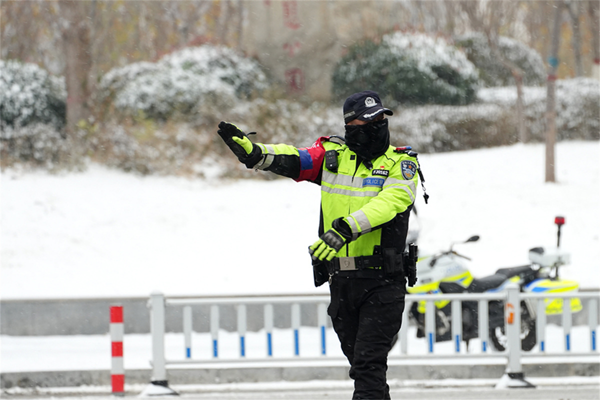 交警在风雪中指挥交通。丁爱萍 摄