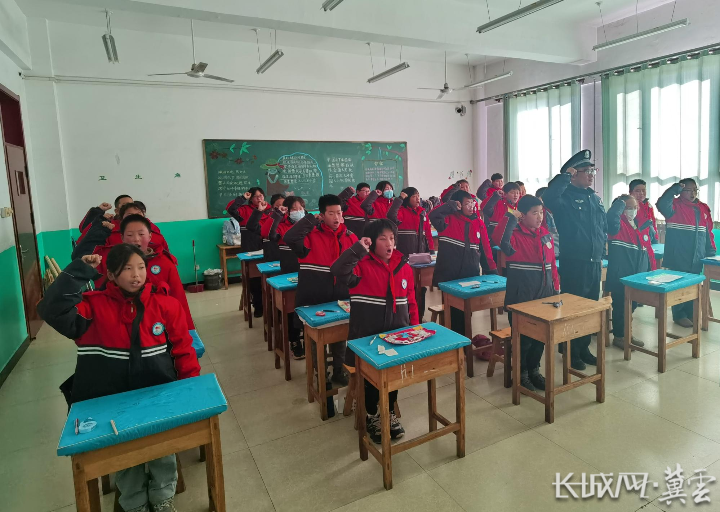 刘台庄海防派出所的民警与刘上庄完全小学的学生们庄严宣誓。
