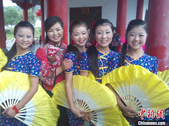 2014年,赵君平(左二)在甘肃省陇南市西和县参加乞巧节。(资料图)受访者供图