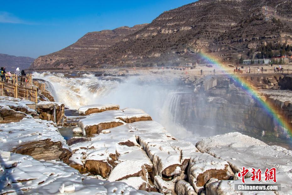 黄河壶口瀑布现冬季冰挂彩虹美景