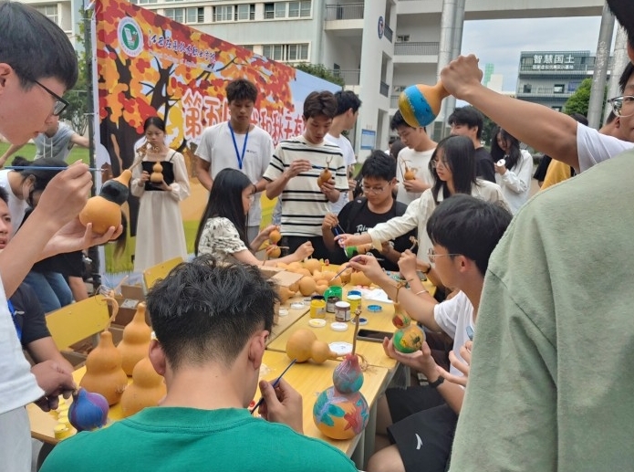 举办第五届“我和秋天有个约会”心理游园会
