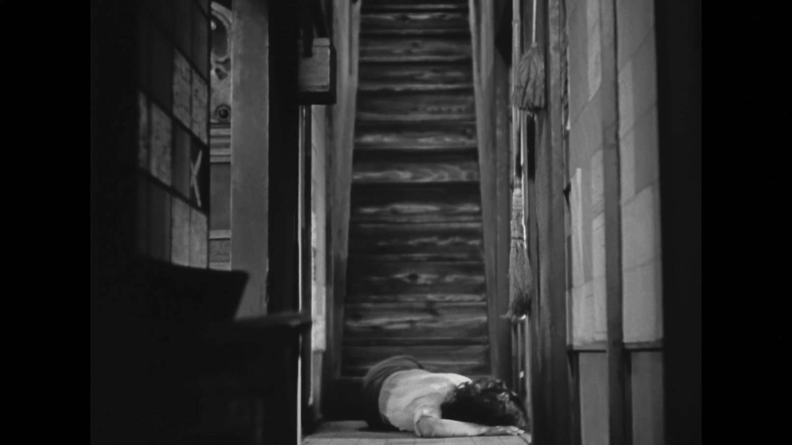 《风中的母鸡》中妻子被丈夫推下楼梯的一幕