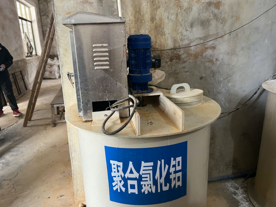 聚合氯化铝药剂。李夏菁摄