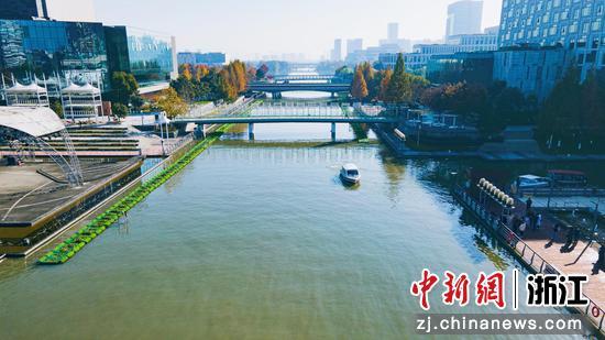宁波文化广场沿岸。陈飒 供图