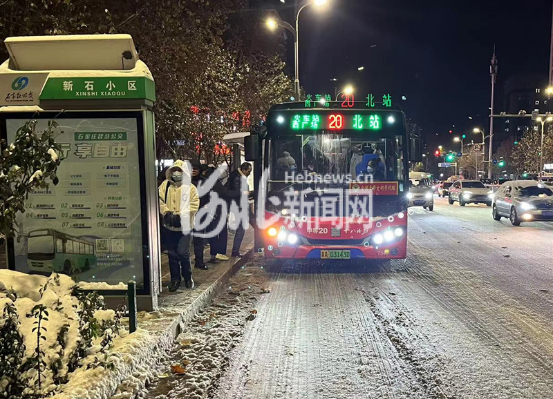12月15日18时许，公交20路正在路上运行。（公交20路路队/供图）