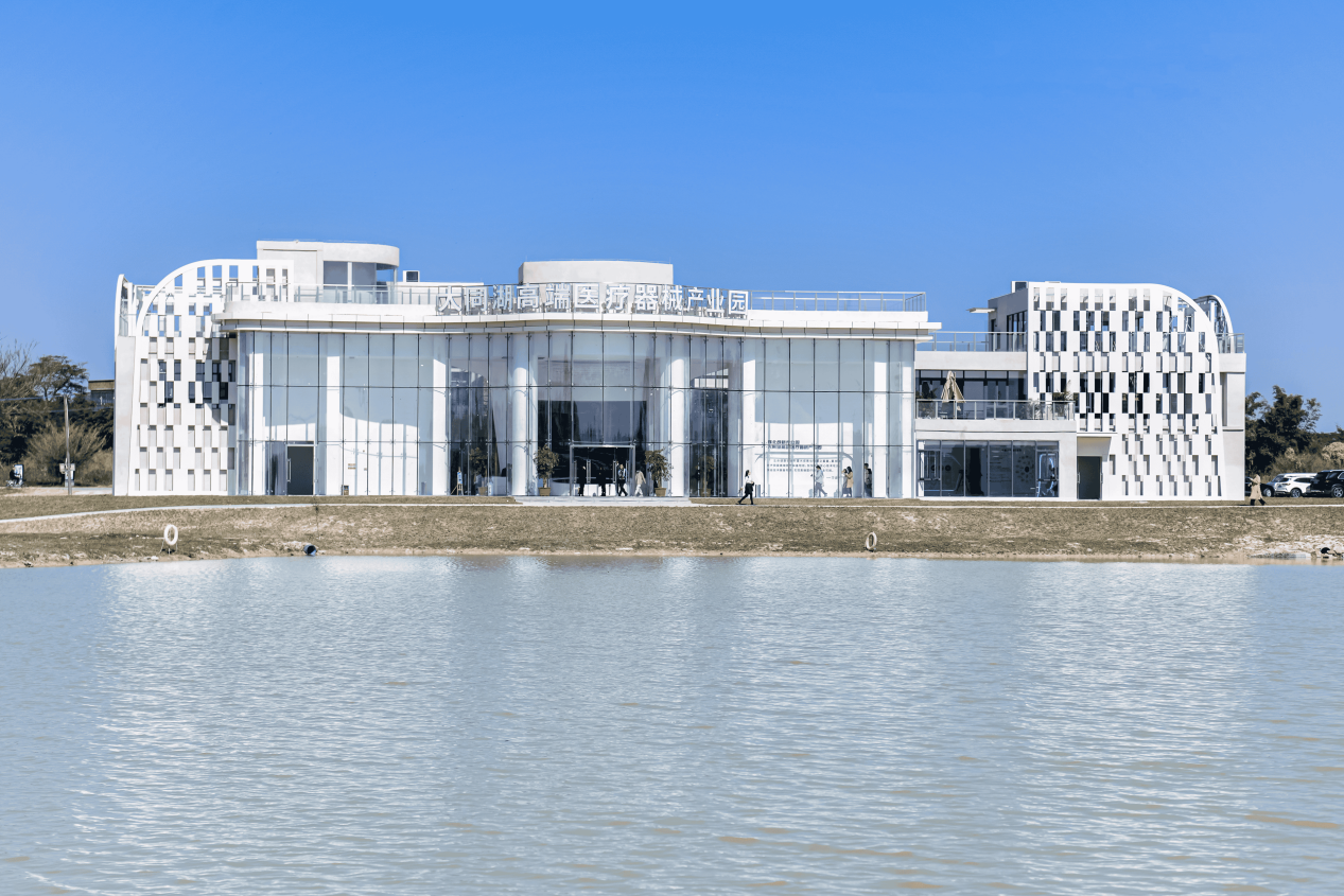 承载会商洽谈、项目对接、商务会议等功能的大同湖高端医疗器械产业园招商中心完成建设。乐平镇供图