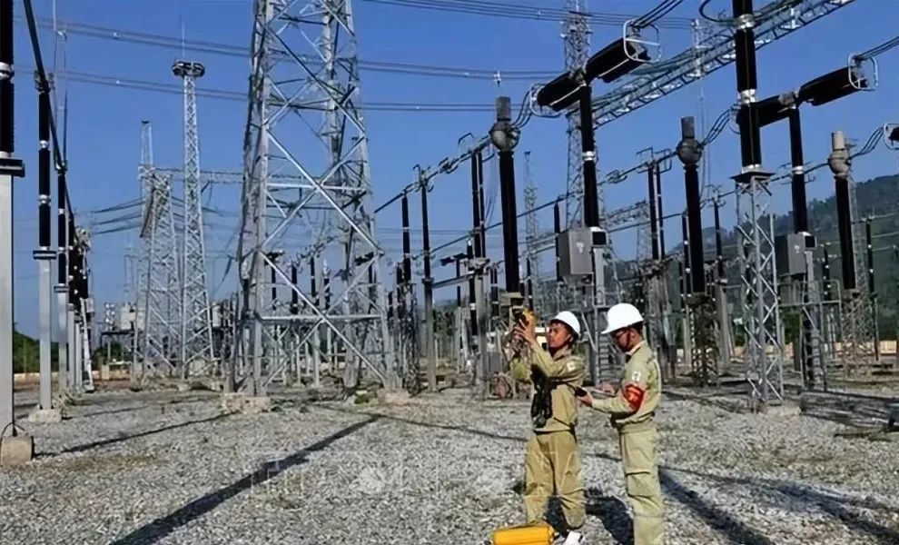 2023年5月底,为帮助解决越南电力短缺问题,中国广西与越南签署了110千伏深沟至芒街联网工程购售电协议。时隔7年,中国首次恢复对越供电。