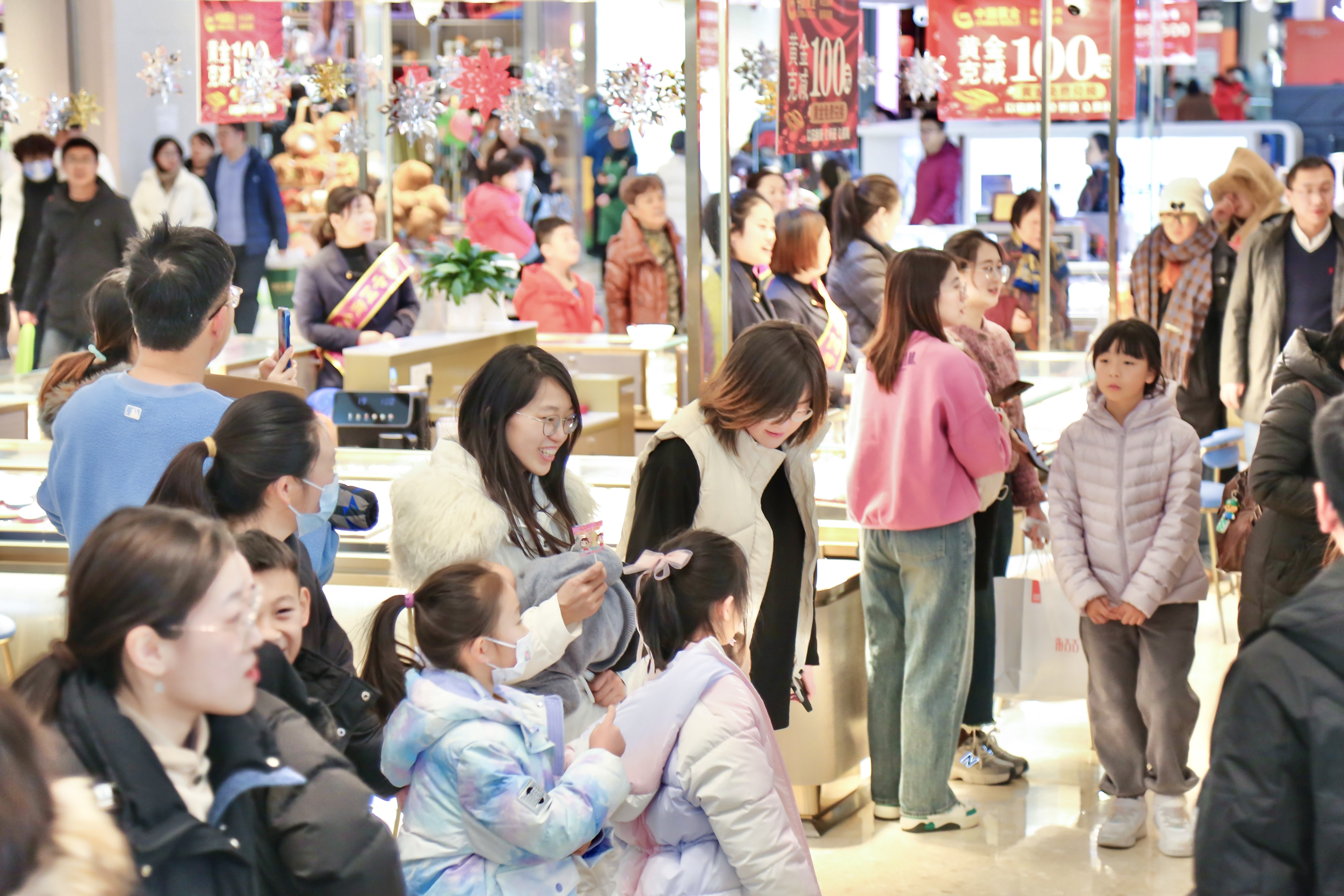 「熠光年 览异彩」青岛金茂览秀城一周年庆,与城市“共生共成长“