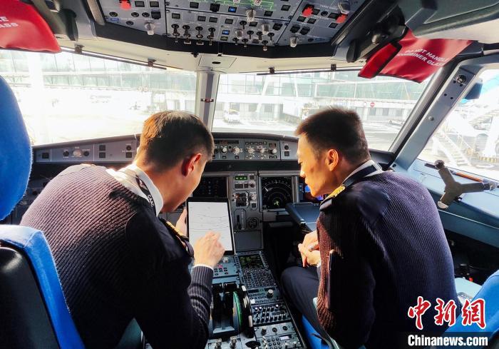 东航飞行员正在做起飞前准备 东航供图