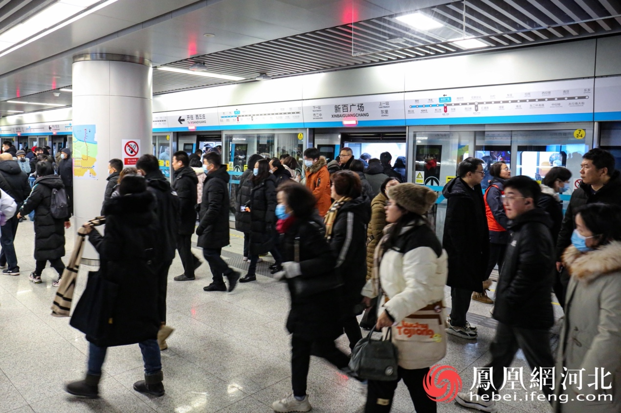 12月18日早高峰，石家庄地铁新百广场站，乘客行色匆匆。李卓然摄